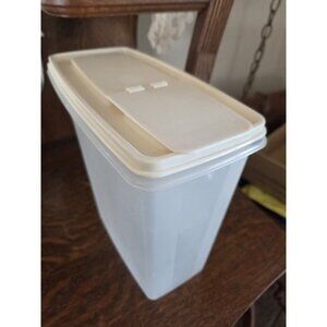 Rubbermaid Servin Saver 1.3  Gallon Plastic Cereal Keeper with Almond Lid